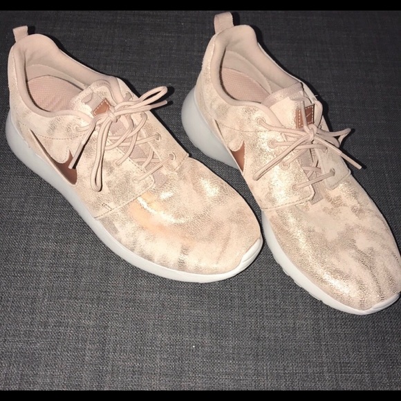 ROSE GOLD NIKE ROSHE RUNNING SHOES - Picture 3 of 5